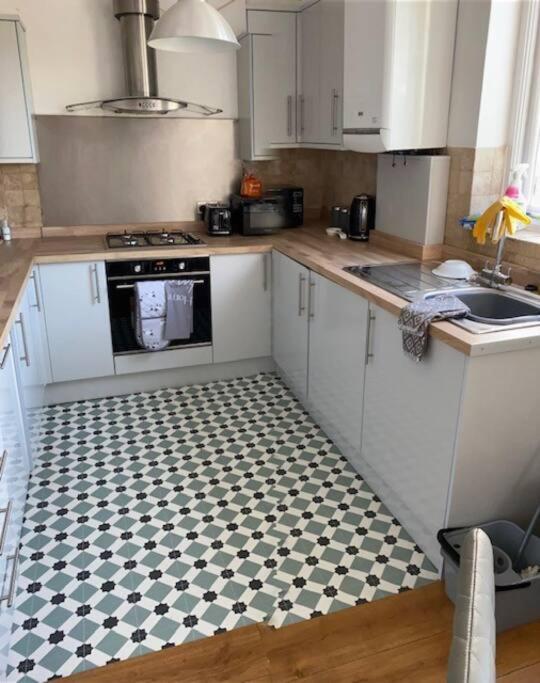 3 Double Bedroomed Flat, Acton. London, Uk المظهر الخارجي الصورة