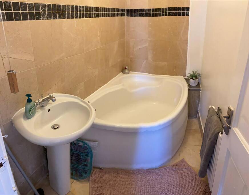 3 Double Bedroomed Flat, Acton. London, Uk المظهر الخارجي الصورة