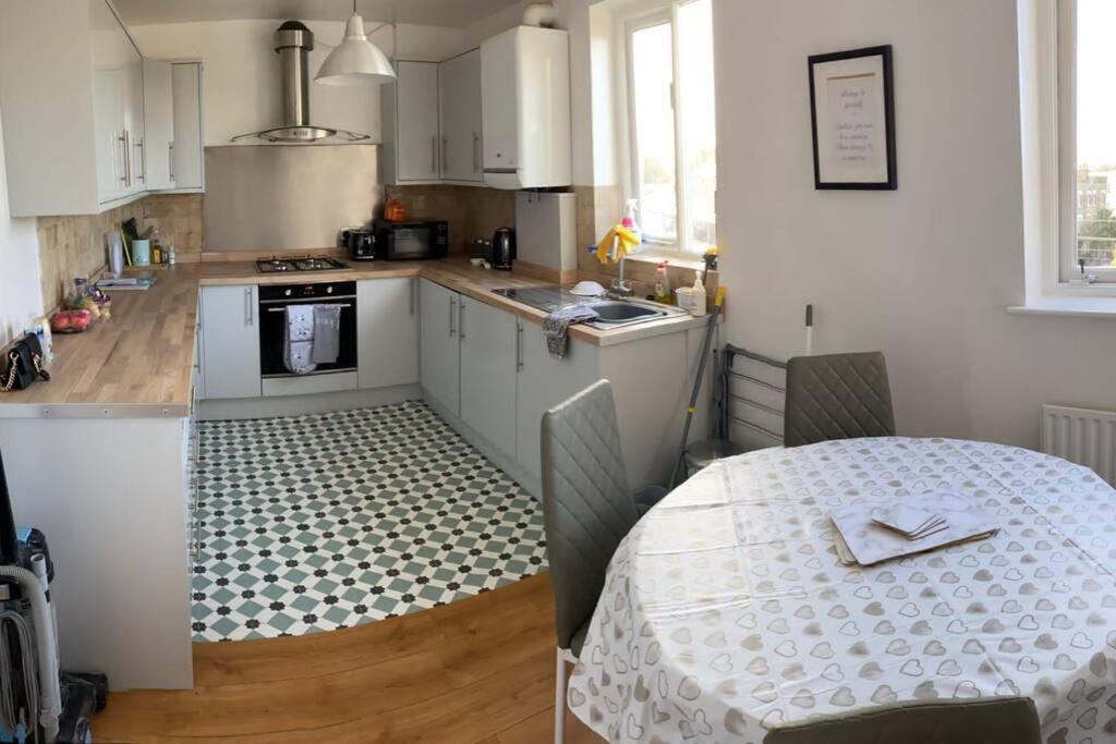 3 Double Bedroomed Flat, Acton. London, Uk المظهر الخارجي الصورة